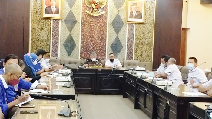 Kusnadi, Ketua DPRD Jatim menerima audiensi perwakilan buruh pabrik rokok. foto: istimewa.