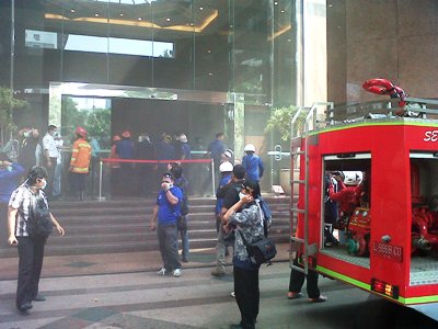 ?Anggota Pemadam Kebakaran cukup sulit memadamkan api, karena posisinya di lantai 17, yang cukup tinggi. foto:rusmiyanto/BANGSAONLINE