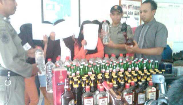 Kasi Ops Satol PP, Agung Endro ketika gelar hasil razia. foto: syuhud/BangsaOnline.com