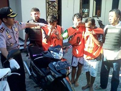tiga penjahat jalanan yang diringkus. foto:rusmiyanto/BANGSAONLINE