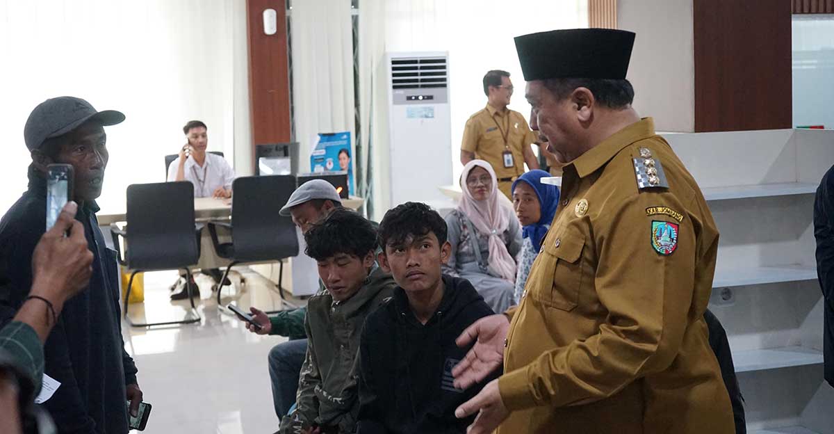 Bupati Jombang saat meninjau pelayanan publik.