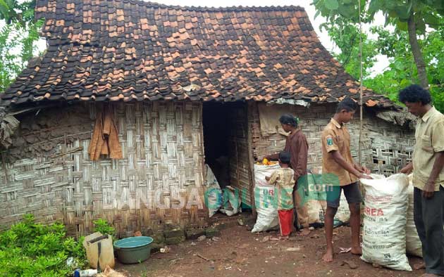 Tinggal di rumah dari bambu dan daun jati Keluarga Tarsani membutuhkan bantuan dari pemerintah. foto: SUWANDI/ BANGSAONLINE