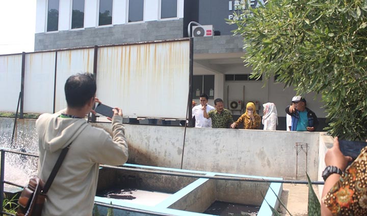 Komisi III DPRD Pasuruan saat sidak limbah di perusahaan obat di Wonokoyo, Kecamatan Beji.