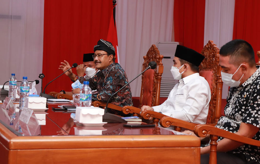Wali Kota Pasuruan Saifullah Yusuf (Gus Ipul) saat memimpin rapat dengan Camat dan Lurah se-Kota Pasuruan terkait rencana helatan Liga Tarkam.