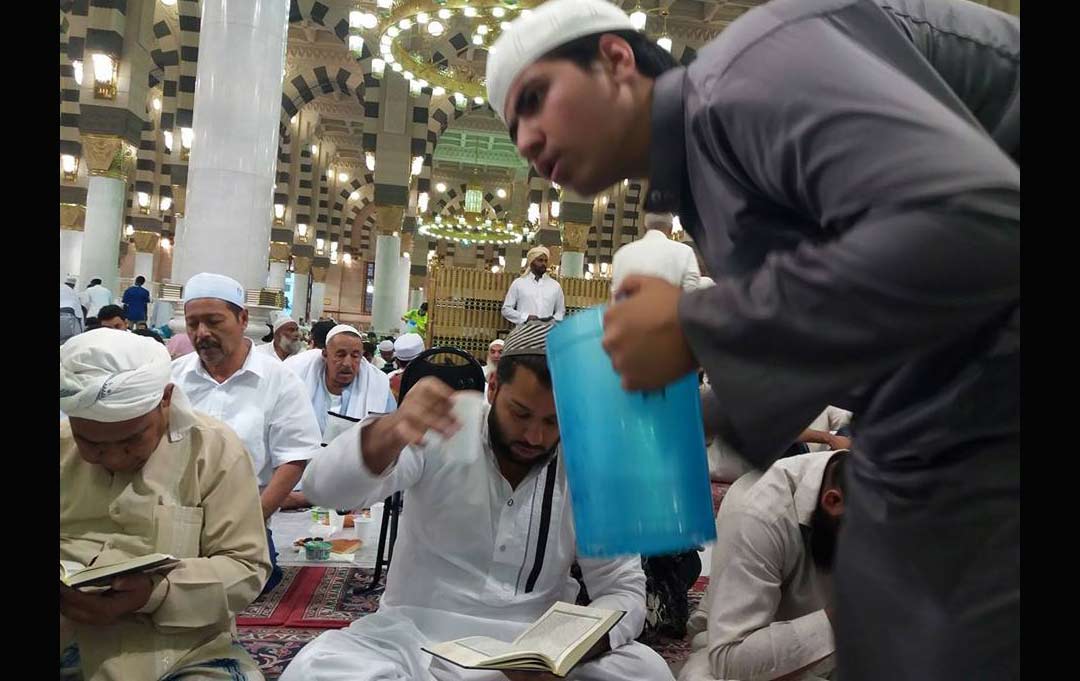 Takjil Gratis di Masjid Nabawi, Menu di Luar Mewah, di Dalam Sederhana