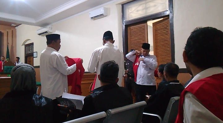 Keempat terdakwa (baju putih) saat menjalani persidangan