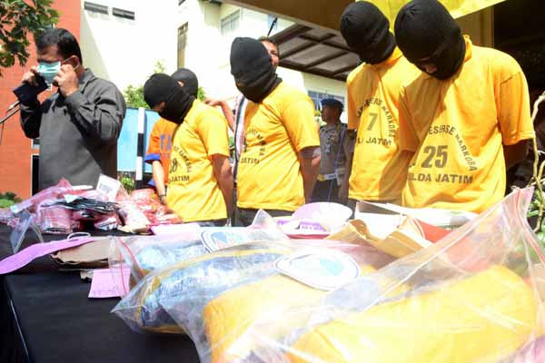 BB narkoba di depan para tersangka, sebelum akhirnya dimusnahkan Polda Jatim kemarin. (foto: rusmiyanto/BANGSAONLINE)