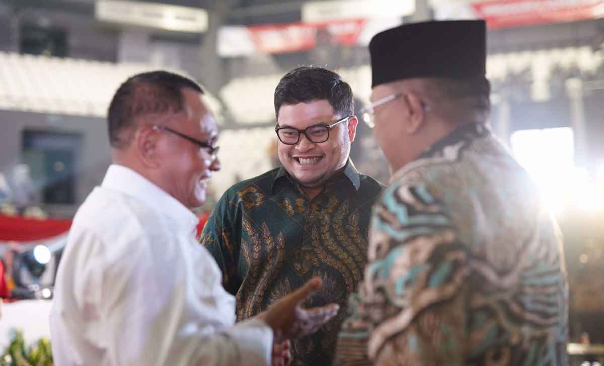 Bupati Kediri Raih Penghargaan Pembina Koperasi Andalan dari Dekopin