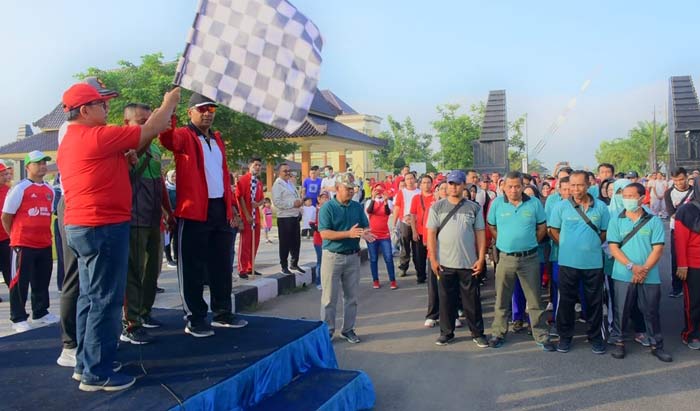 Bupati Blitar Drs. H Rijanto M.M., jalan sehat May Day Together We Grow yang start di Alun-alun Pemkab Kanigoro, Blitar, Rabu (1/5).