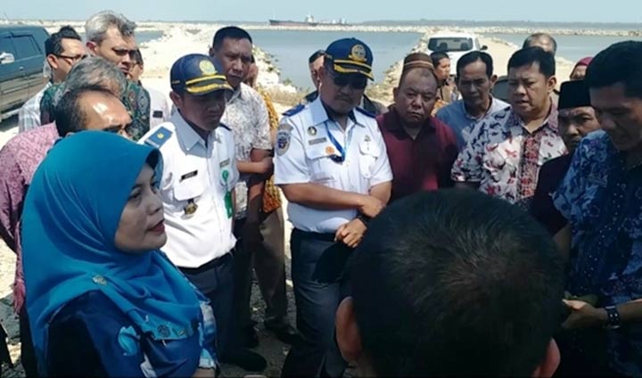 Shoviatus Soleha (Kerudung Biru) Biro Perekonomian Sekretariat Satgas Perusahaan Provinsi Jatim, bersama Tim Satgas di Lokasi Pembangunan Dockyard dan Galangan di Desa Sambilangan Bangkalan.