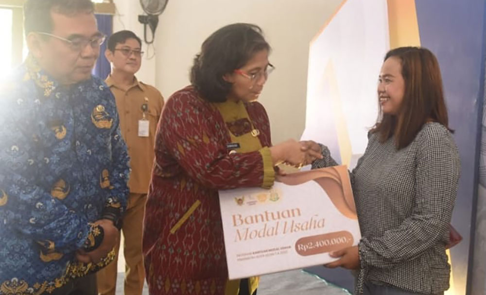 Pj Wali Kota Kediri Salurkan Bantuan Modal Usaha DBHCHT Tahun 2023 Tahap II