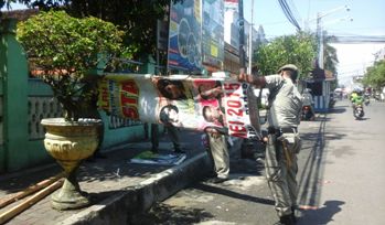 Petugas Satpol PP saat melakukan penertiban bener di Kelurahan Pare. (dendi martoni/BANGSAONLINE)