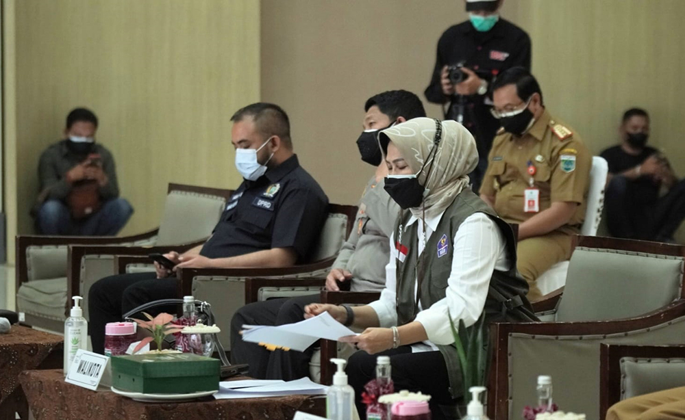 Wali Kota Batu Hj. Dewanti Rumpoko, saat Rapat Virtual Kajian Operasional Membangun Kepemimpinan Kolaboratif dalam Percepatan Penanganan Pandemi Covid-19 di Graha Pancasila, Senin (01/08).
