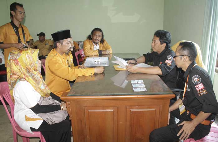 Ketua DPC Hanura Nganjuk Raditya Harya Yuangga saat menyerahkan berkas kepengurusan ke komisioner KPU pada proses Verifikasi Faktual. foto: BAMBANG/ BANGSAONLINE