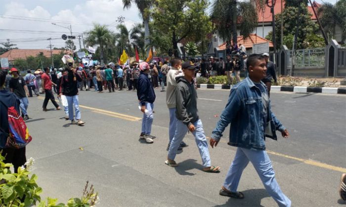 Ilustrasi: Para ABG bercelana abu-abu yang diduga pelajar SMK ikut demo menolak pendirian kilang minyak di Gedung DPRD Tuban.