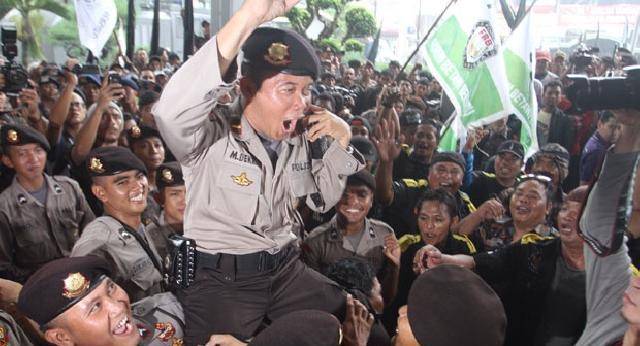 Sejumlah polisi bersorak usai Pengadilan Negeri Jaksel Memenangkan Budi Gunawan dalam sidang praperadilan penetapannya jadi tersangka KPK. foto: tempo.co