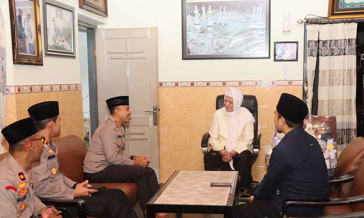 Kapolres Kediri Kota, AKBP Bramastyo Priaji, dan jajaran saat bersilahturahmi dengan Pengasuh Ponpes Lirboyo, KH. Anwar Manshur. Foto: Ist