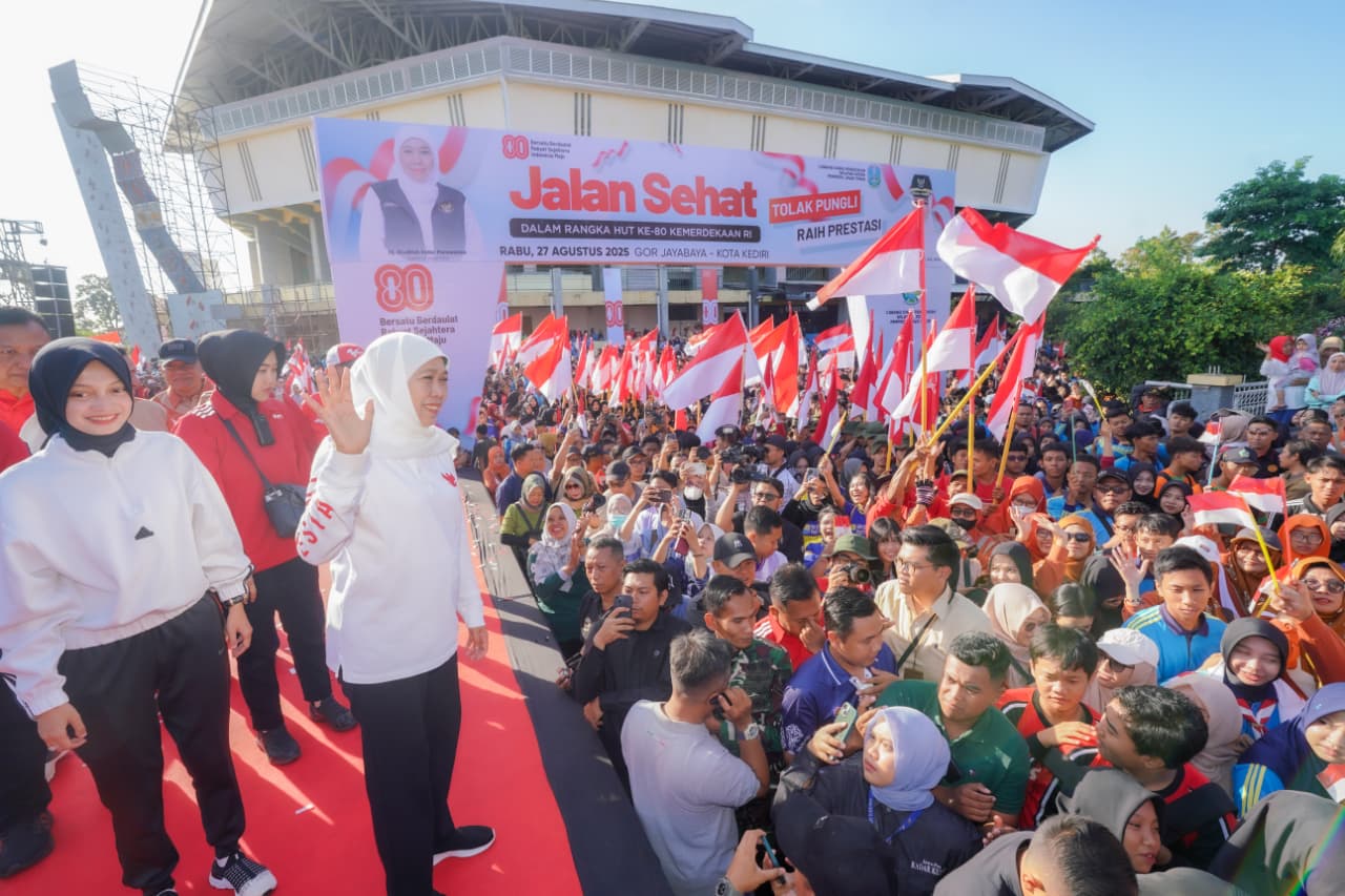 Jalan Sehat di Kota Kediri, Khofifah Tegaskan SMA Sederajat se-Jatim Bebas Pungli