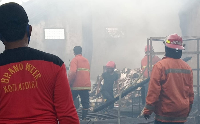 Petugas Damkar saat berusaha memadamkan api di rumah seorang warga dari Dusun Dadapan, Desa Tawang, Kecamatan Wates, Kabupaten Kediri.