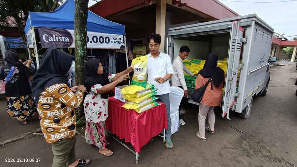 Petugas Bulog saat melayani masyarakat yang hendak membeli beras murah. (Ist)