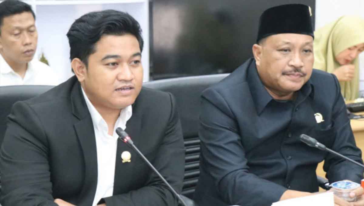 Ketua DPRD Gresik, M. Syahrul Munir (kiri), bersama salah satu wakilnya, Mujid Riduan. Foto: Ist