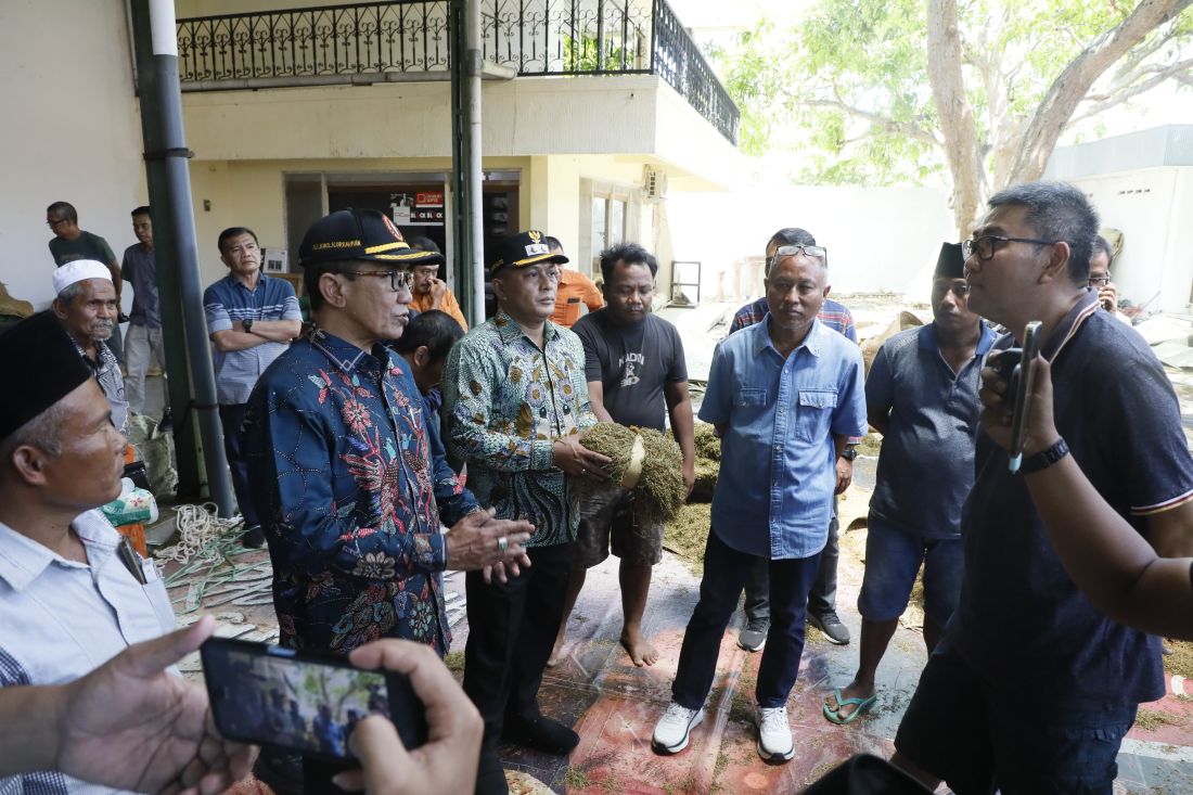 Bupati Pamekasan Kholilurahman dan Wakil Bupati Sukriyanto saat mengecek kondisi tembakau di salah satu gudang 