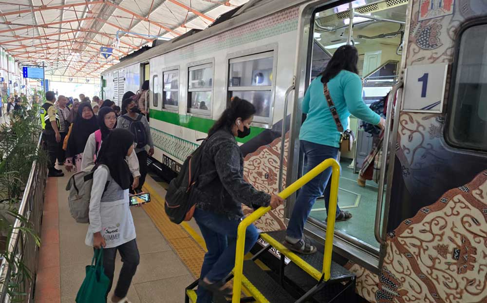 Penumpang yang naik di stasiun Madiun.
