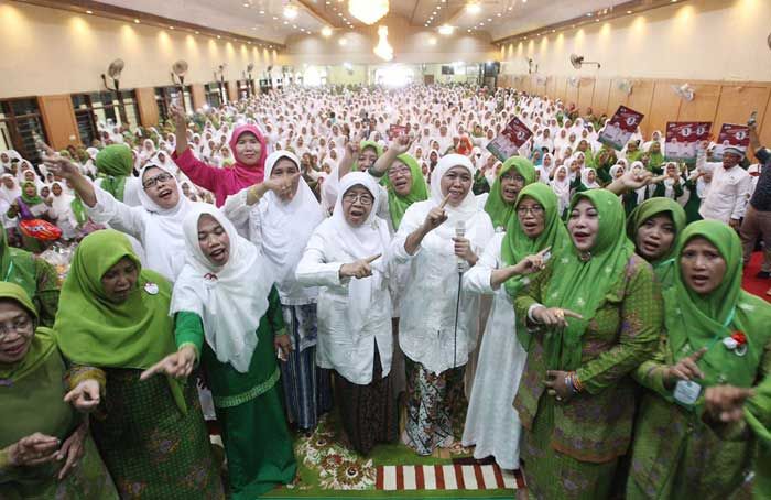 Ketua Umum PP Muslimat NU Khofifah Indar Parawansa yang kini jadi calon gubernur Jawa Timur bersama para pengurus Muslimat NU dalam acara kampanye pilgub di Sampang Madura Jawa Timur. Foto: bangsaonline.com