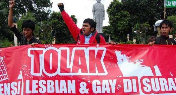 Masyarakat menggelar aksi menolak komunitas-komunitas kaum homoseksual dan lesbian di Surabaya.
