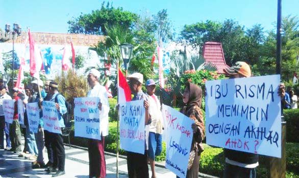 Puluhan anak muda Surabaya memrotes keras beberapa pernyataan Gubernur DKI Jakarta Basuki Tjahja Purnama (Ahok) yang meremehkan Wali Kota Surabaya Tri Rismaharini. foto: ANTARA