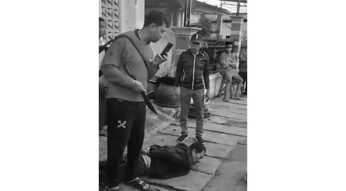 Salah satu pelaku curanmor di Surabaya saat ditangkap warga.