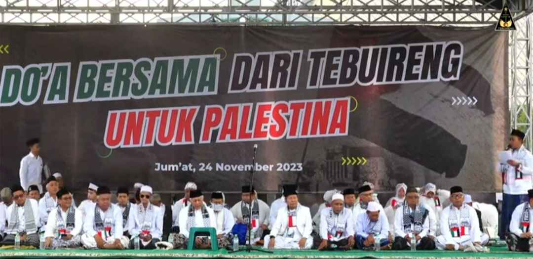 Para kiai Pesantren Tebuireng saat menggelar Doa Bersama untuk Palestina di kawasan parkir makam Gus Dur yang luasnya sekitar 2 hektar di belakang Pesantren Tebuireng Jombang Jawa Timur, Jumat (24/11/2023) pagi ini. Foto: dokumentasi Tebuireng