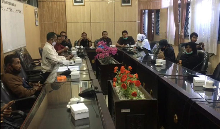 Warga Desa Lembengan saat hearing dengan Komisi A DPRD Jember.