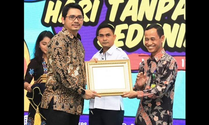Wakil Wali Kota Pasuruan Raharto Teno Prasetyo saat menerima Piagam Penghargaan Paramesti yang diberikan oleh Direktur Jenderal Pencegahan dan Pengendalian Penyakit Kementerian Kesehatan Republik Indonesia Anung Sugihantono. foto: ist
