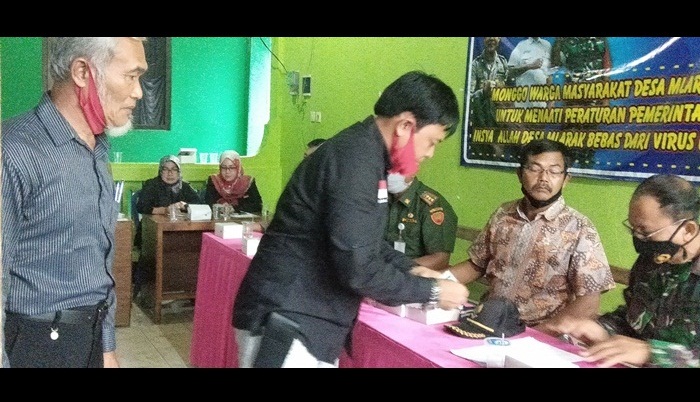 Pengacara Suryo Alam dan rekan saat menandatangani surat kesepakatan dengan pihak PT. Global Sekawan Sejati.