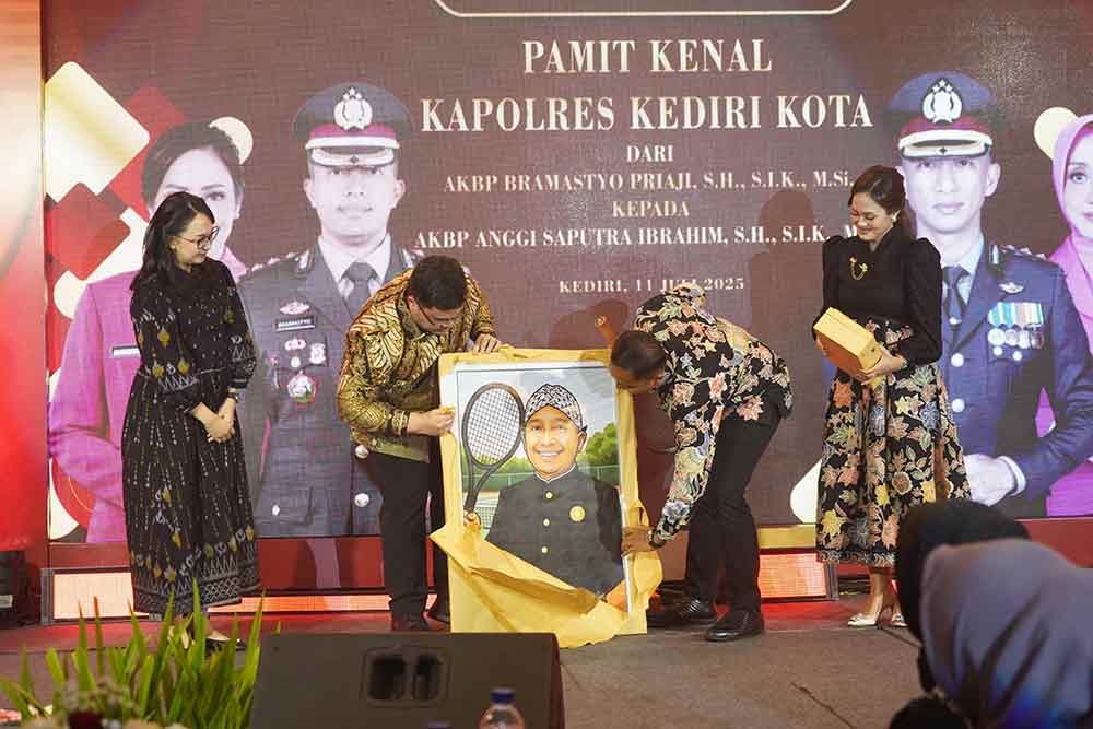 Bupati Kediri Hanindhito Himawan Pramana saat memberi cinderamata kepada AKBP Bramastyo Priaji. (Ist)