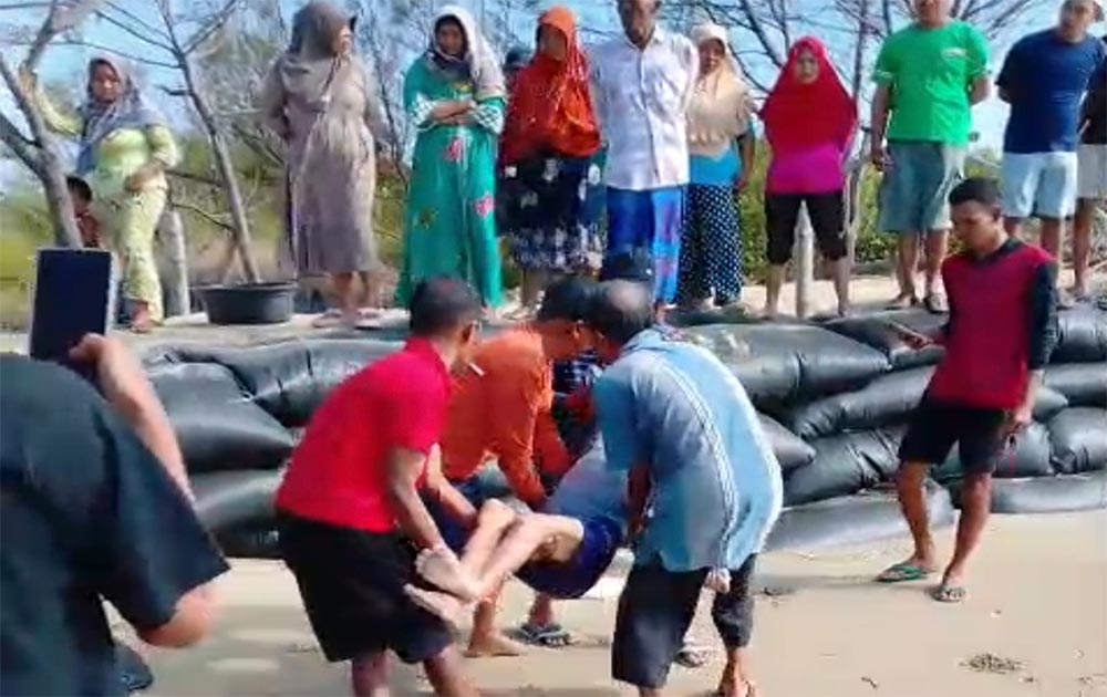 Jenazah saat dievakuasi oleh warga setempat.