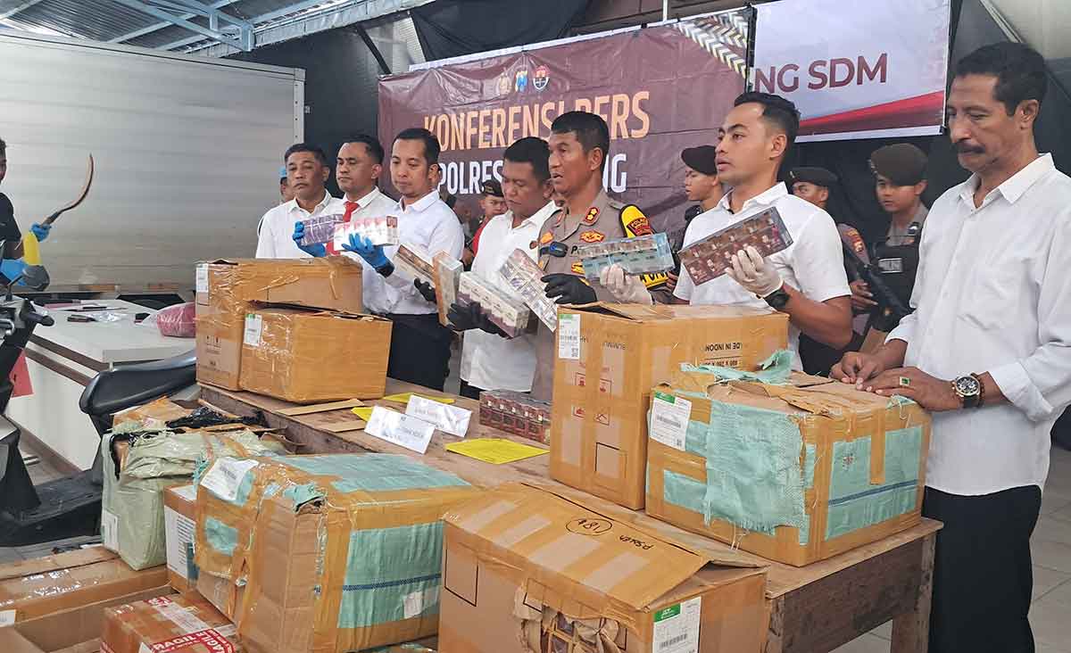 Konferensi pers terkait penggagalan rokok ilegal di Mapolres Sampang.