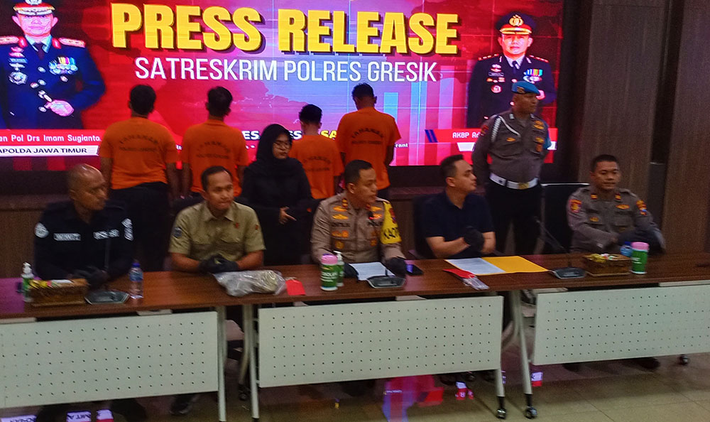 Kapolres Gresik AKBP Adhitya Panji Anom (tengah) saat memimpin rilis pers kasus kericuhan suporter Gresik United. Foto: SYUHUD/ BANGSAONLINE