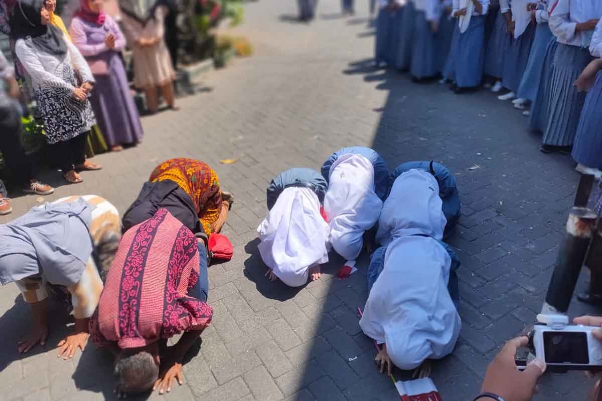Sejumlah guru dan para siswa SMK Prapanca 2 Surabaya, sujud syukur setelah segel sekolahnya dibuka.