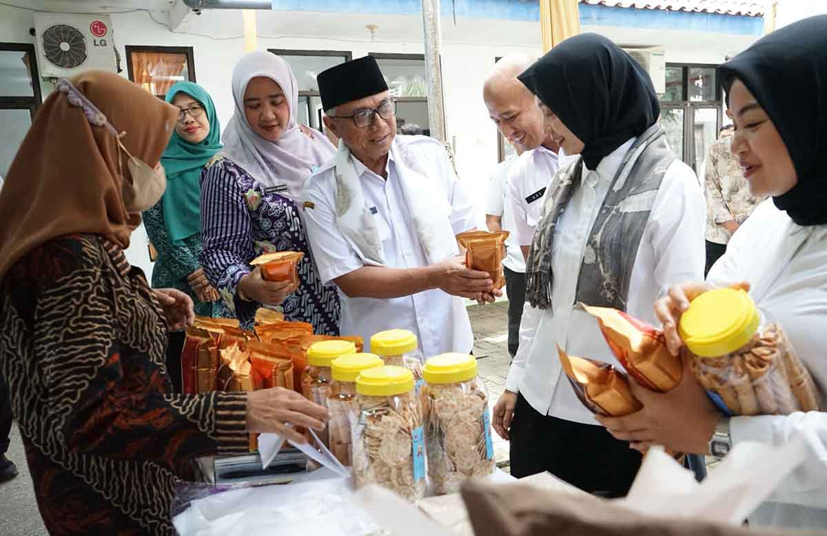 Wali Kota Kediri bersama wakilnya saat meninjau stan produk unggulan Kelurahan Sukorame. Foto: Ist