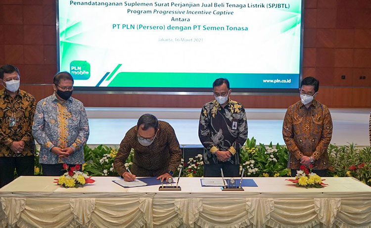Direktur Utama Semen Tonasa Mufti Arimurti saat menandatangani Suplemen Surat Perjanjian Jual Beli Tenaga Listrik (SPJBTL) program Progressive Incentive Captive. (foto: ist)