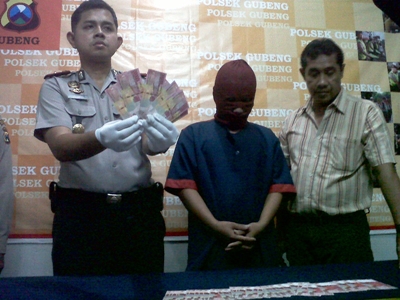 ?Kapolsek Gubeng bersama Kanit Reskrim memgang barang bukti. Foto:rusmiyanto/BANGSAONLINE