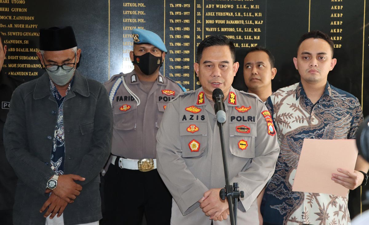 Kapolres Gresik AKBP Muchamad Nur Azis saat memimpin rilis pers penangkapan Kepala MTs Nurul Islam, AN (kiri). Foto: SYUHUD/ BANGSAONLINE