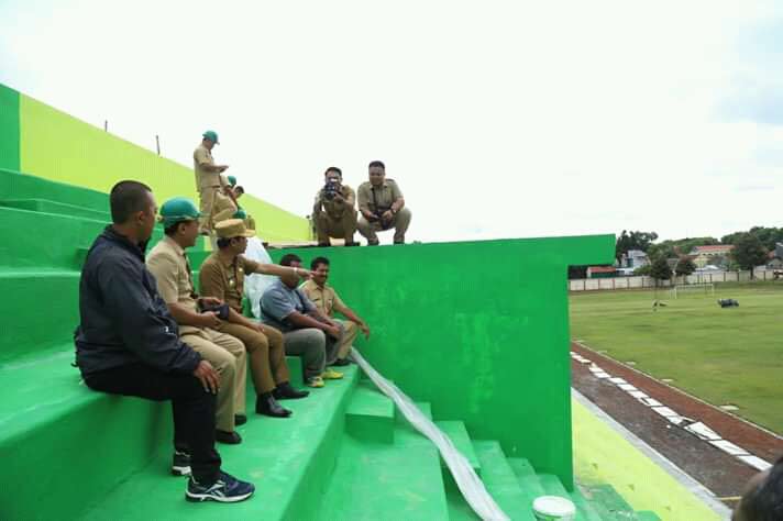 Cak Thoriq saat sidak proyek pembangunan stadion pertama kalinya.