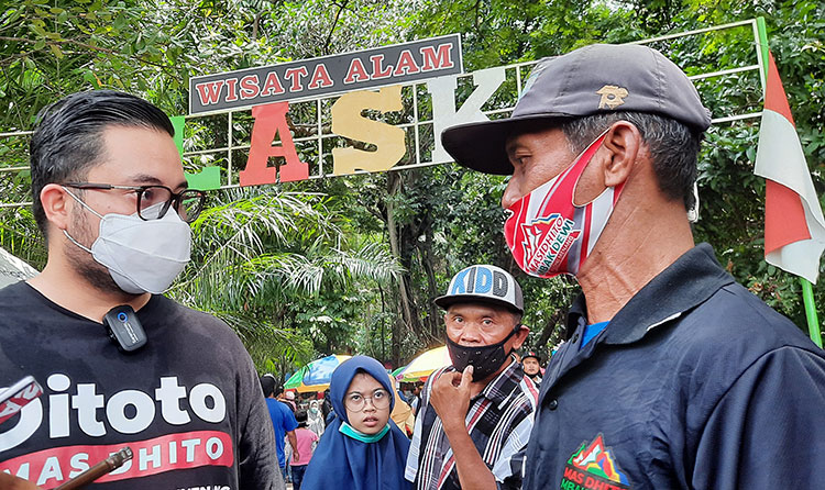 Dhito saat berdialog dengan warga. (foto: MUJI HARJITA/ BANGSAONLINE)