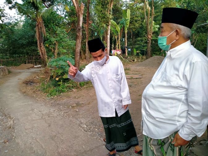 Prof Dr KH Asep Saifuddin Chalim, MA dan Syafruddfin Jaya saat melihat tanah yang sudah dibebaskan untuk pengembangan Pondok Pesantren Amanatul Ummah 02 Leumunding Majalengka Jawa Barat. Foto: mma/bangsaonline.com
