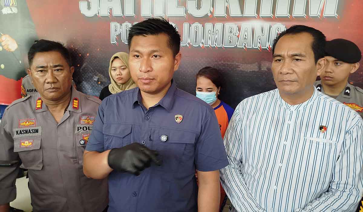 Kasatreskrim Polres Jombang, AKP Margono Suhendra, saat konferensi pers terkait pembunuhan yang dilakukan seorang istri siri terhadap suaminya.