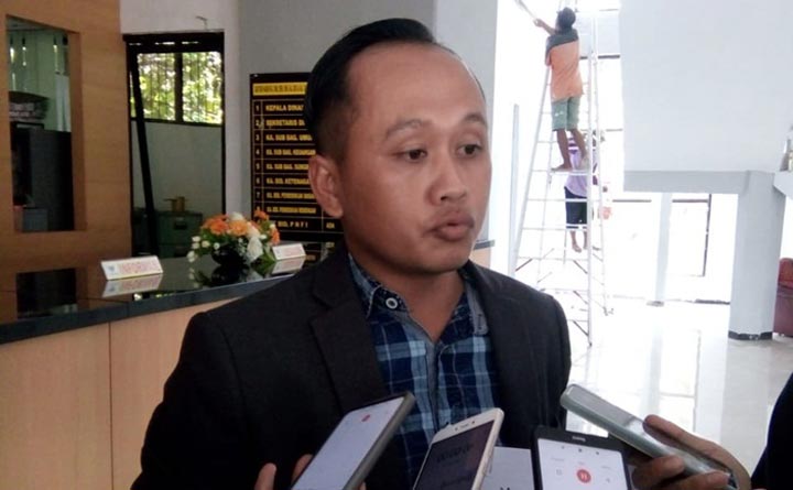 Moch. Mahbuba, S.H., kuasa hukum orang tua korban saat memberi keterangan kepada wartawan.