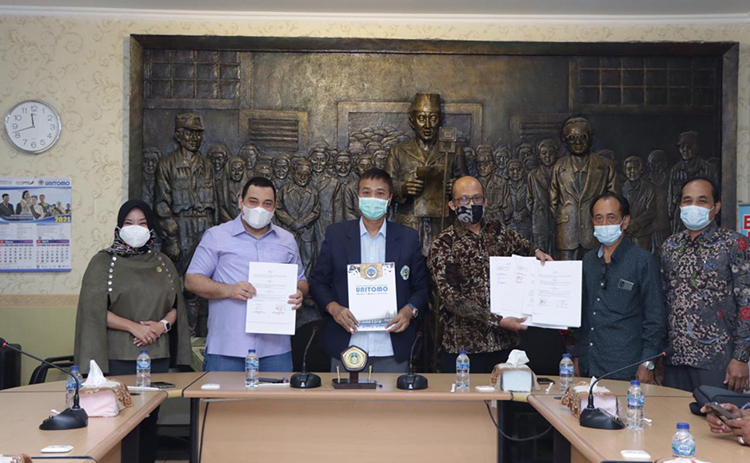 Rektor Unitomo teken MoU dengan Founder UKM Mendunia Foundation dan CEO KAHAGO disaksikan para wakil rektor. (foto: ist)